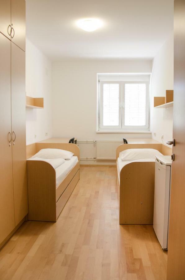 Hostel Rozna Dolina Ljubljana Bagian luar foto