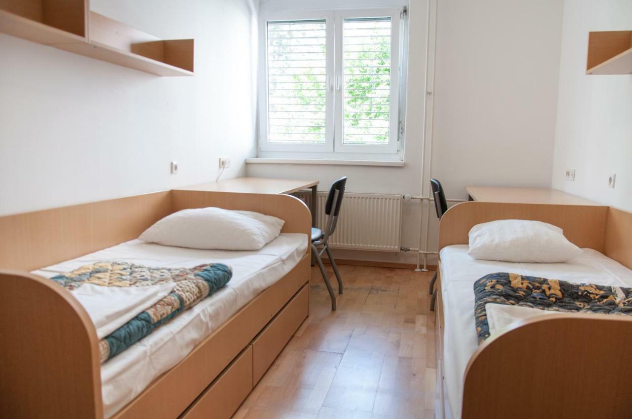 Hostel Rozna Dolina Ljubljana Ruang foto