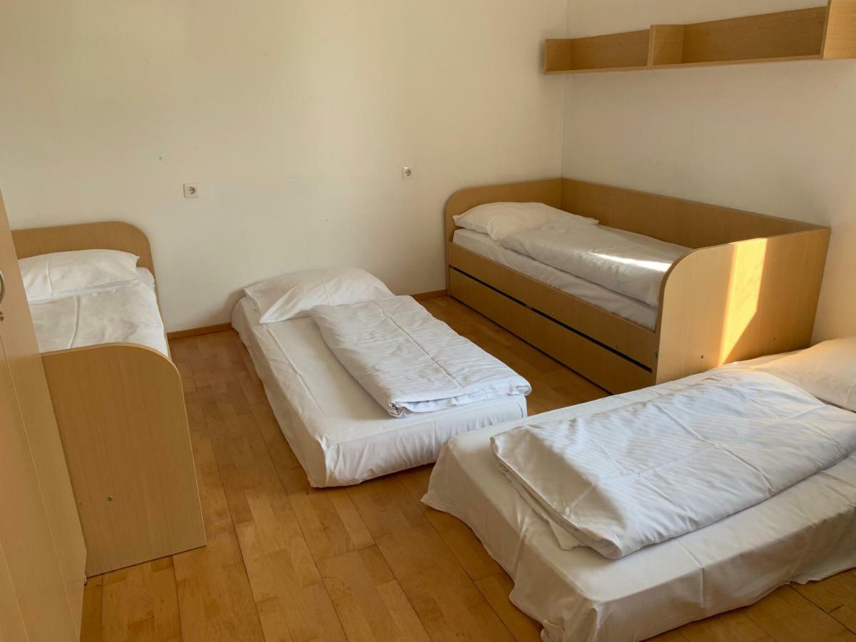 Hostel Rozna Dolina Ljubljana Ruang foto