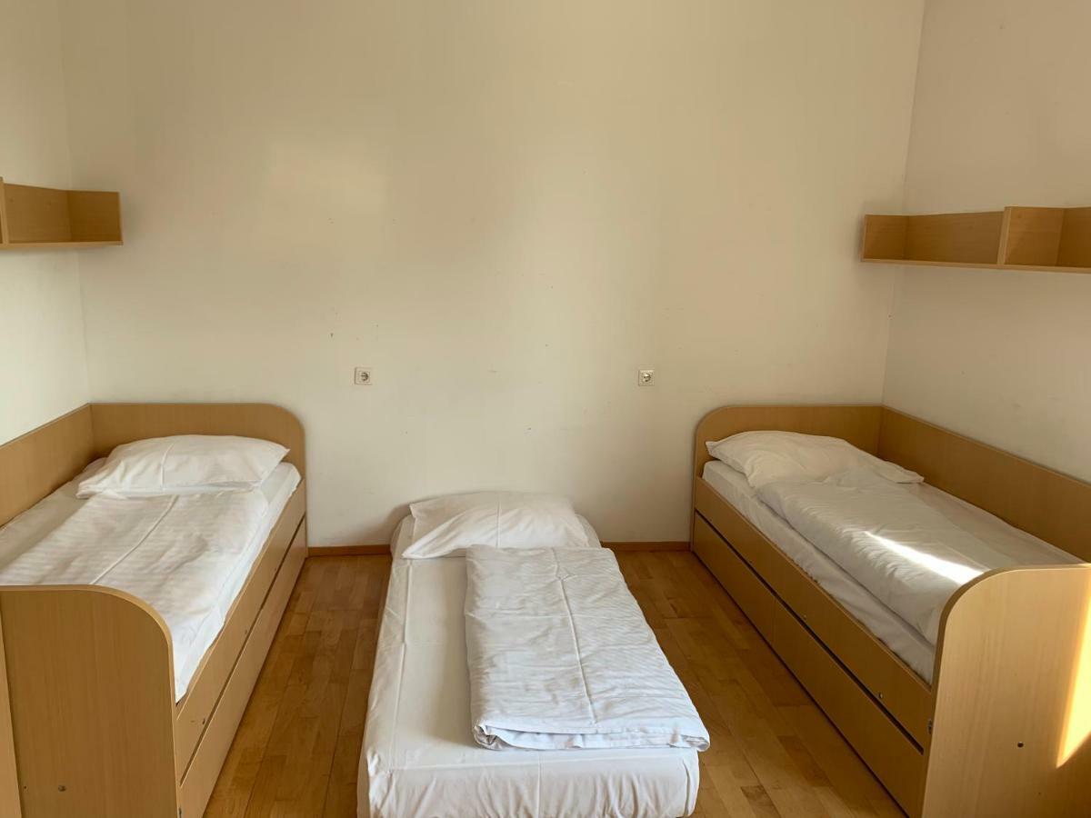 Hostel Rozna Dolina Ljubljana Ruang foto